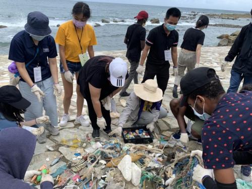 Students gathering and cataloging marine waste at Heping Island Park.