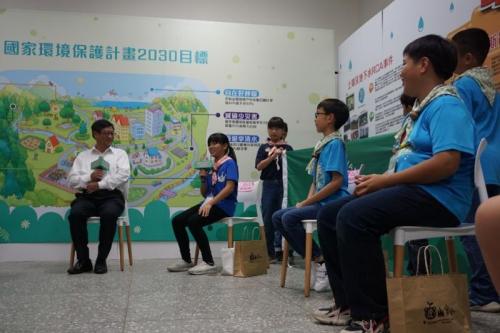 Students participating in discussion at the Taiwan Green Living Carnival exhibition. 